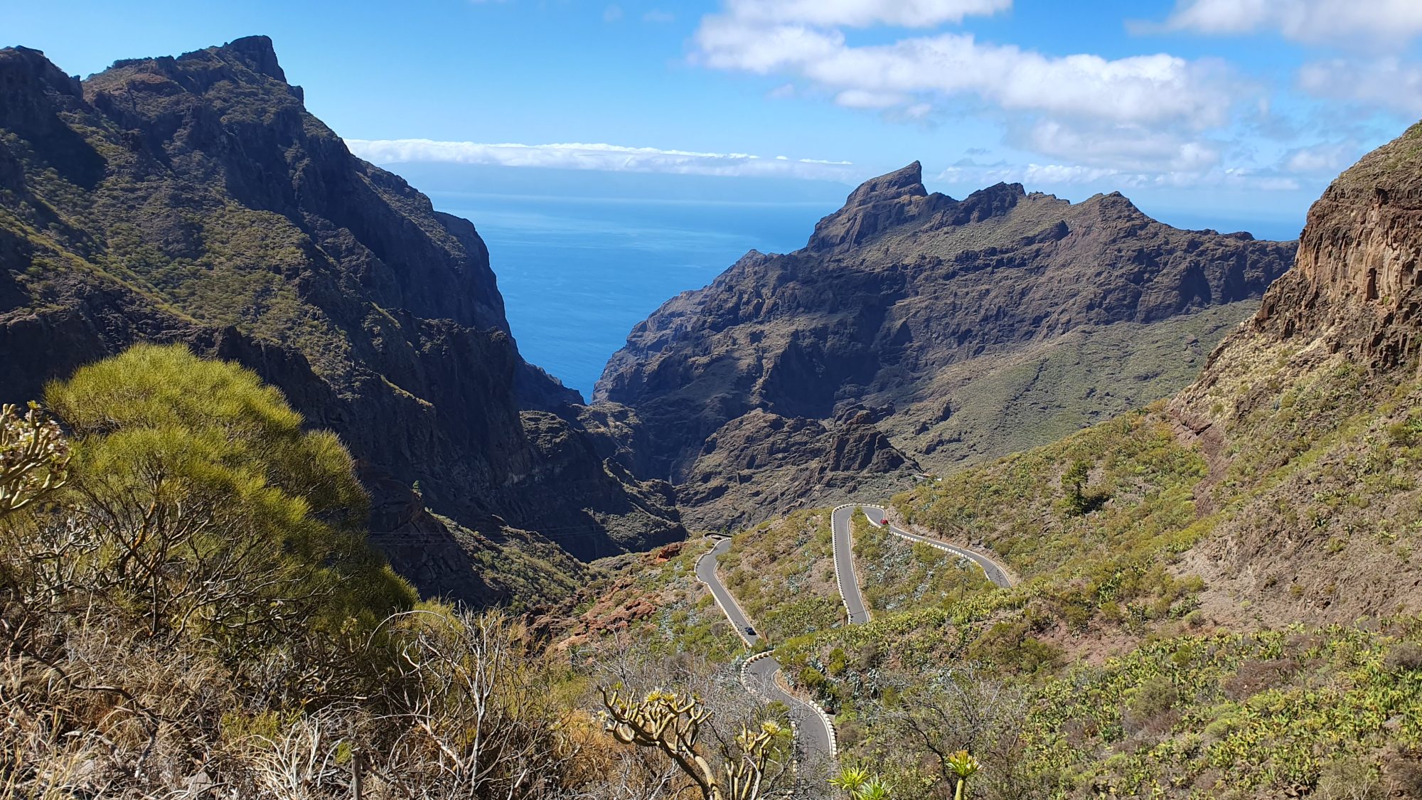 Wanderweg mit Blick über das Teno-Gebirge zum Meer