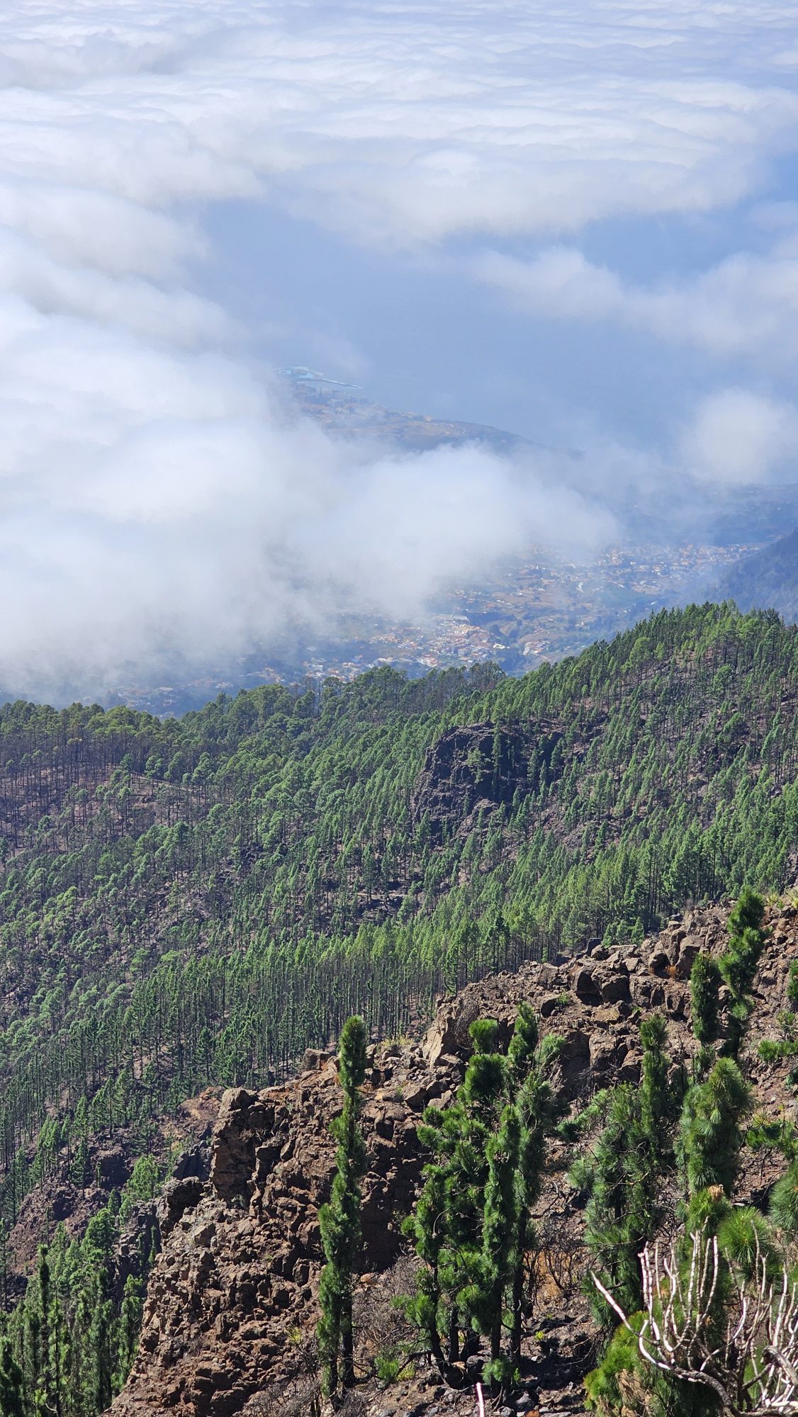 Wolkenmeer, das sich an den Bergkämmen des Anaga-Gebirges staut
