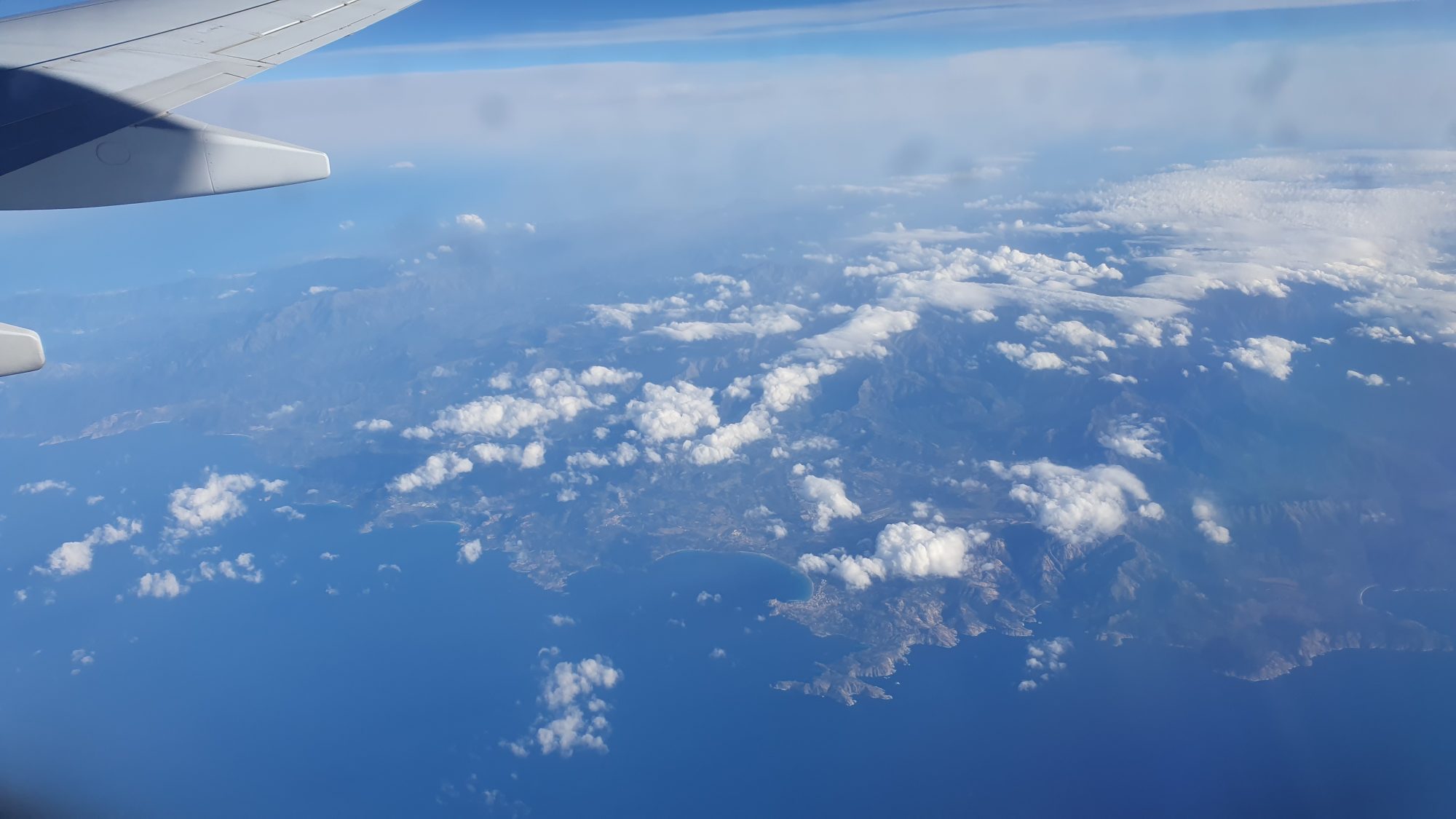 Blick aus dem Flugzeugfenster über die Wolken bei der Anreise nach Teneriffa