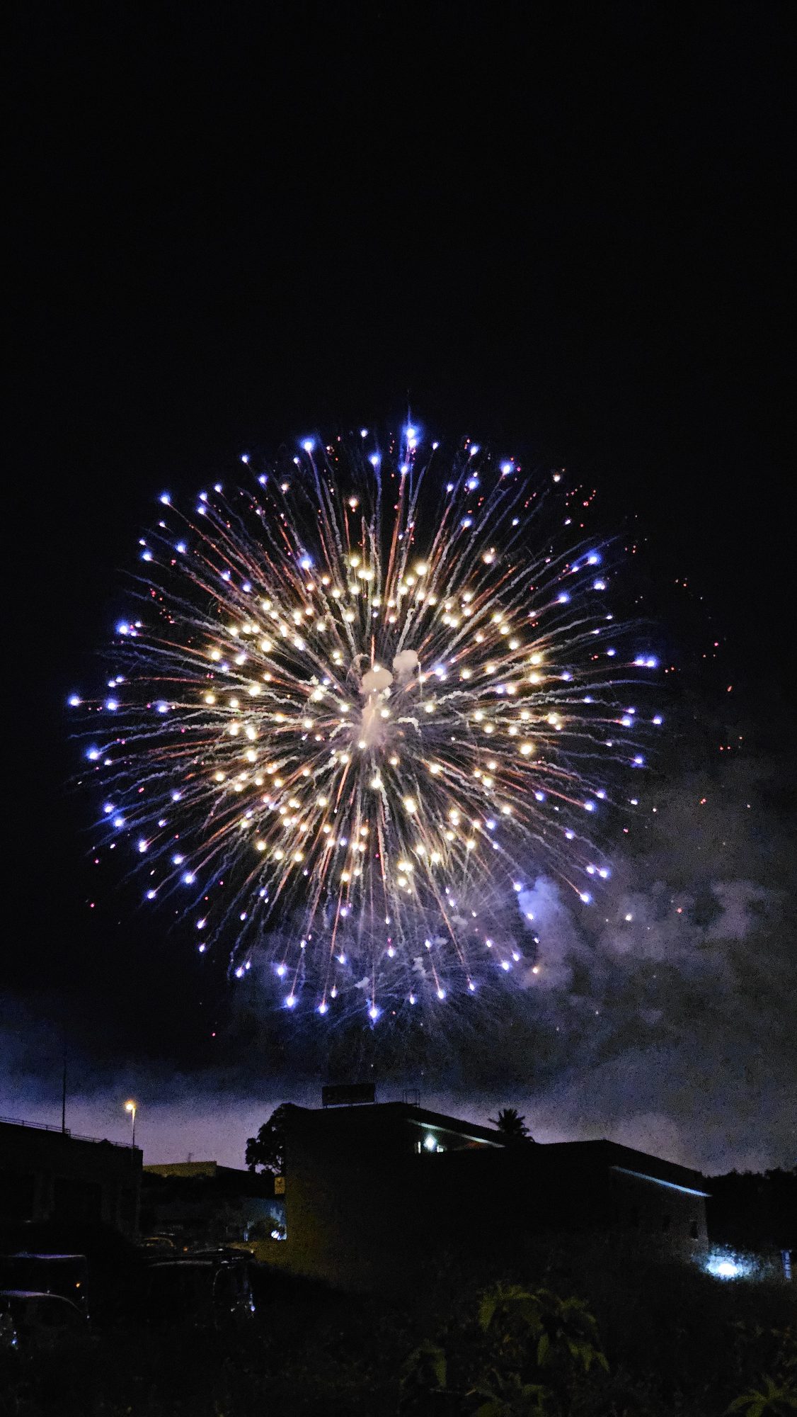 Großes Feuerwerk am Nachthimmel über Los Realejos