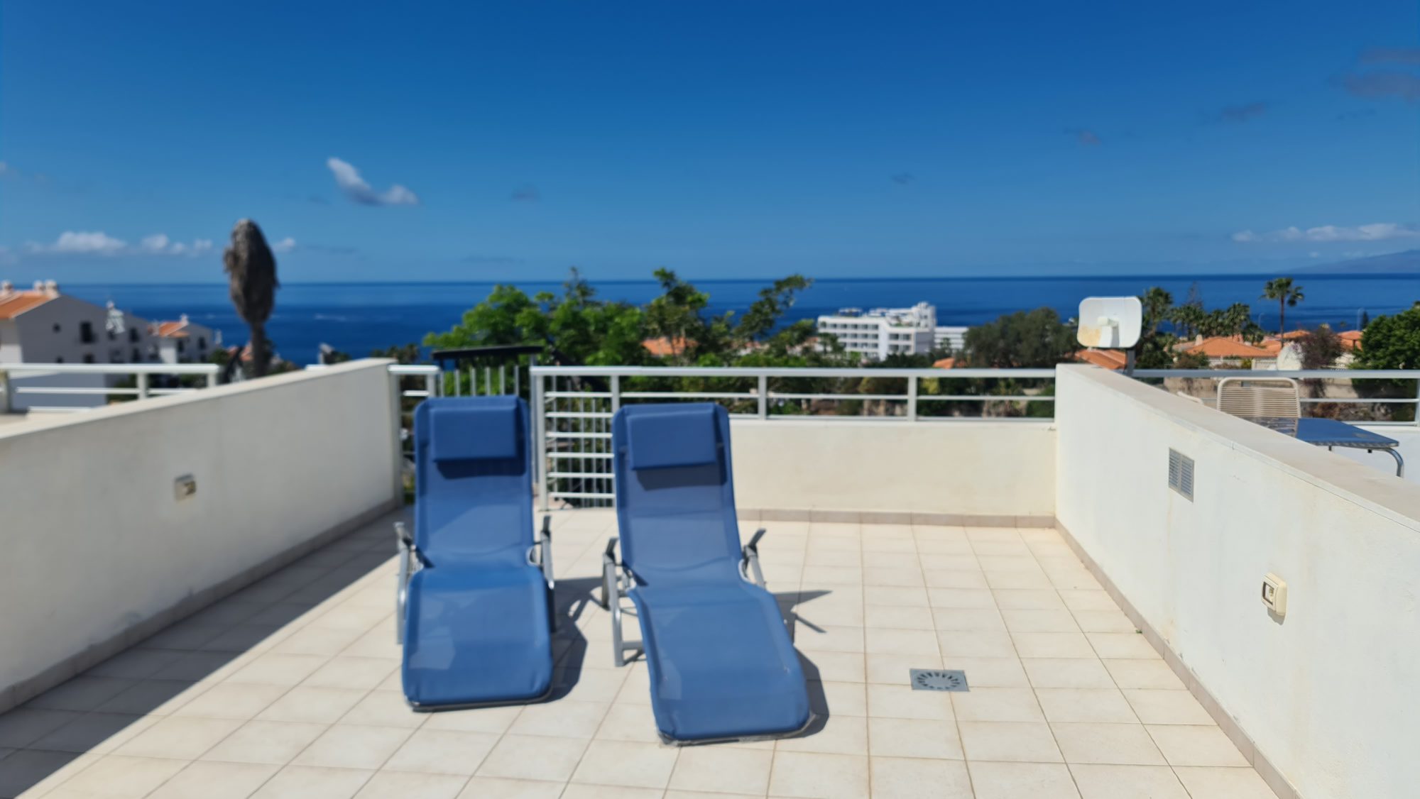 Dachterrasse des Ferienhauses mit Panoramablick auf den Atlantik