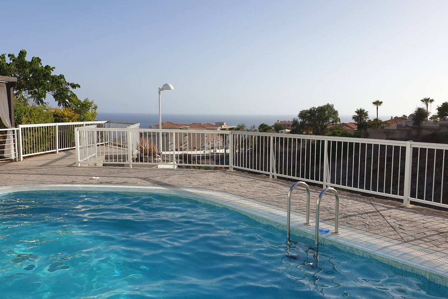 Privater Pool und Terrasse des Ferienhauses