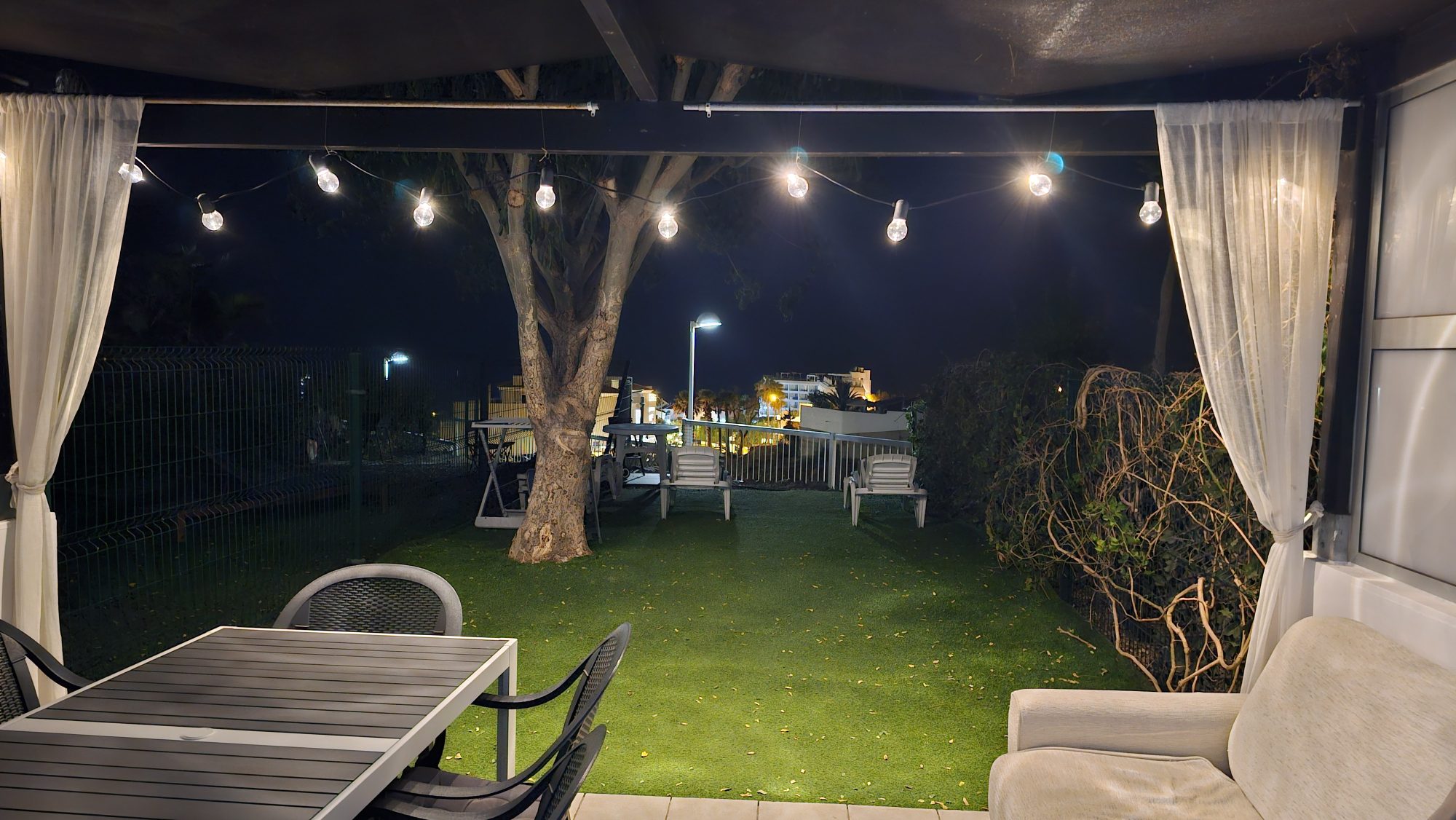 Terrasse am Abend mit Lichterkette