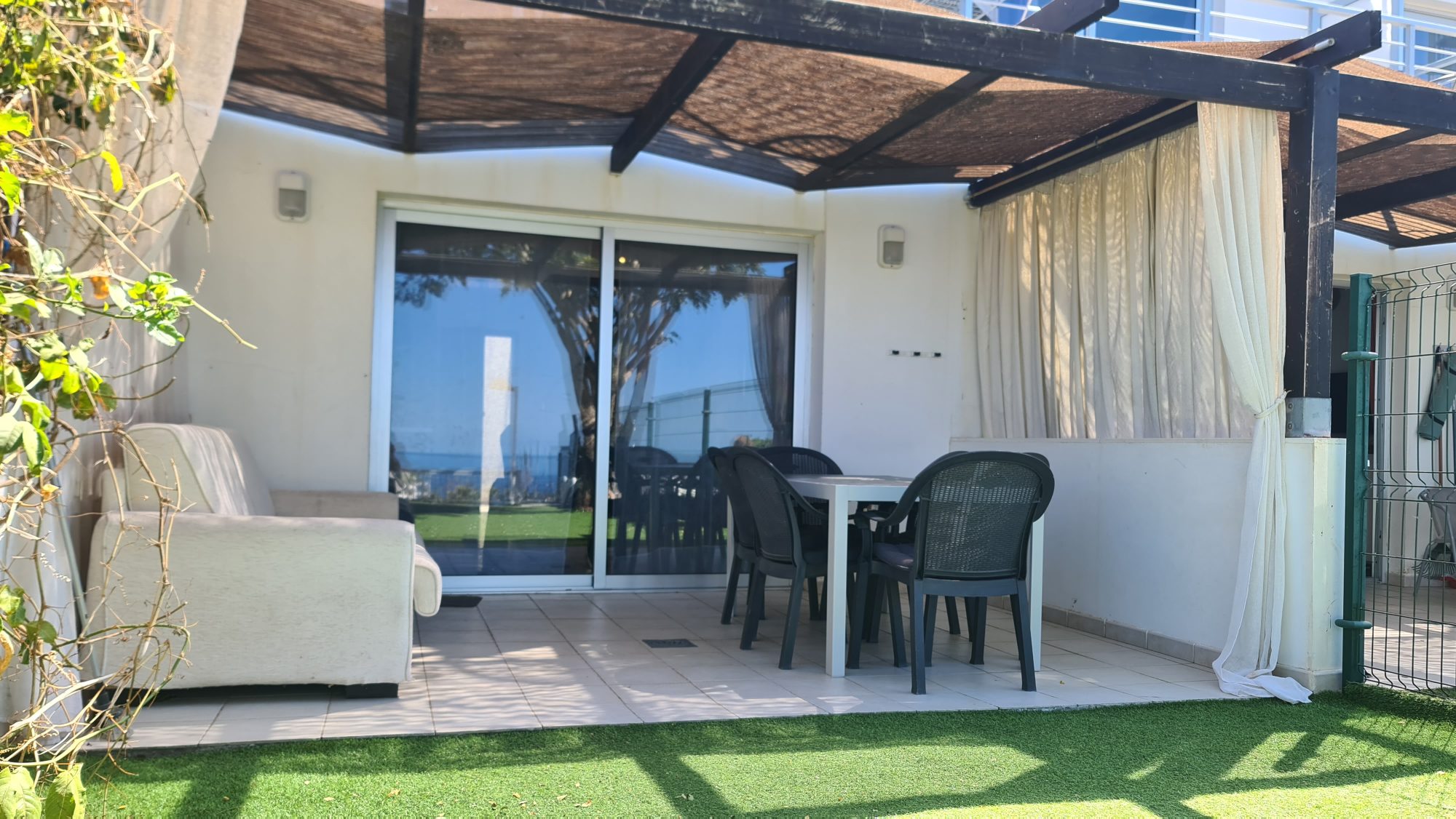 Überdachte Terrasse mit Essbereich