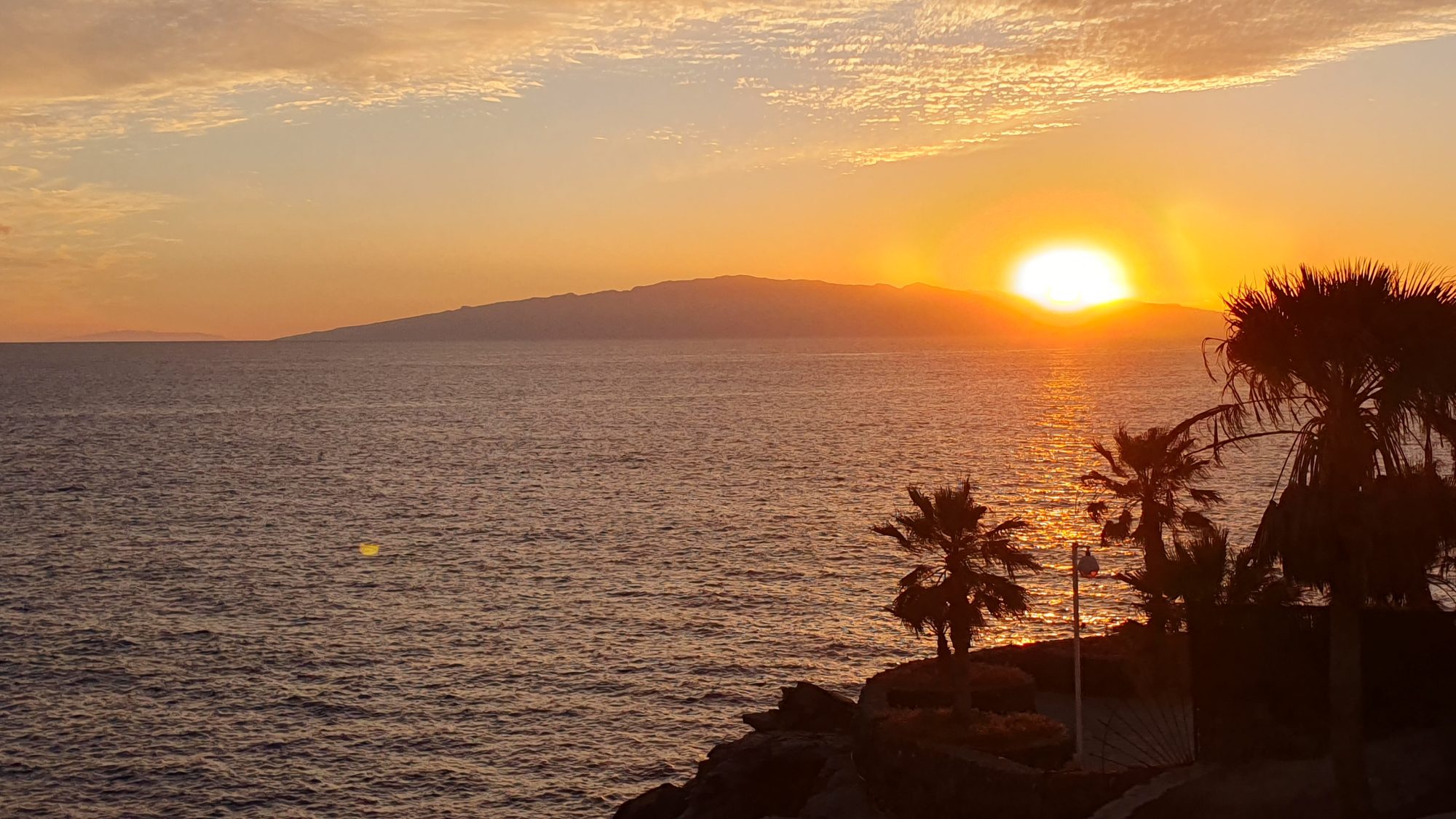 Sonnenuntergang über dem Atlantik mit Blick auf La Gomera, von der Küste in Callao Salvaje