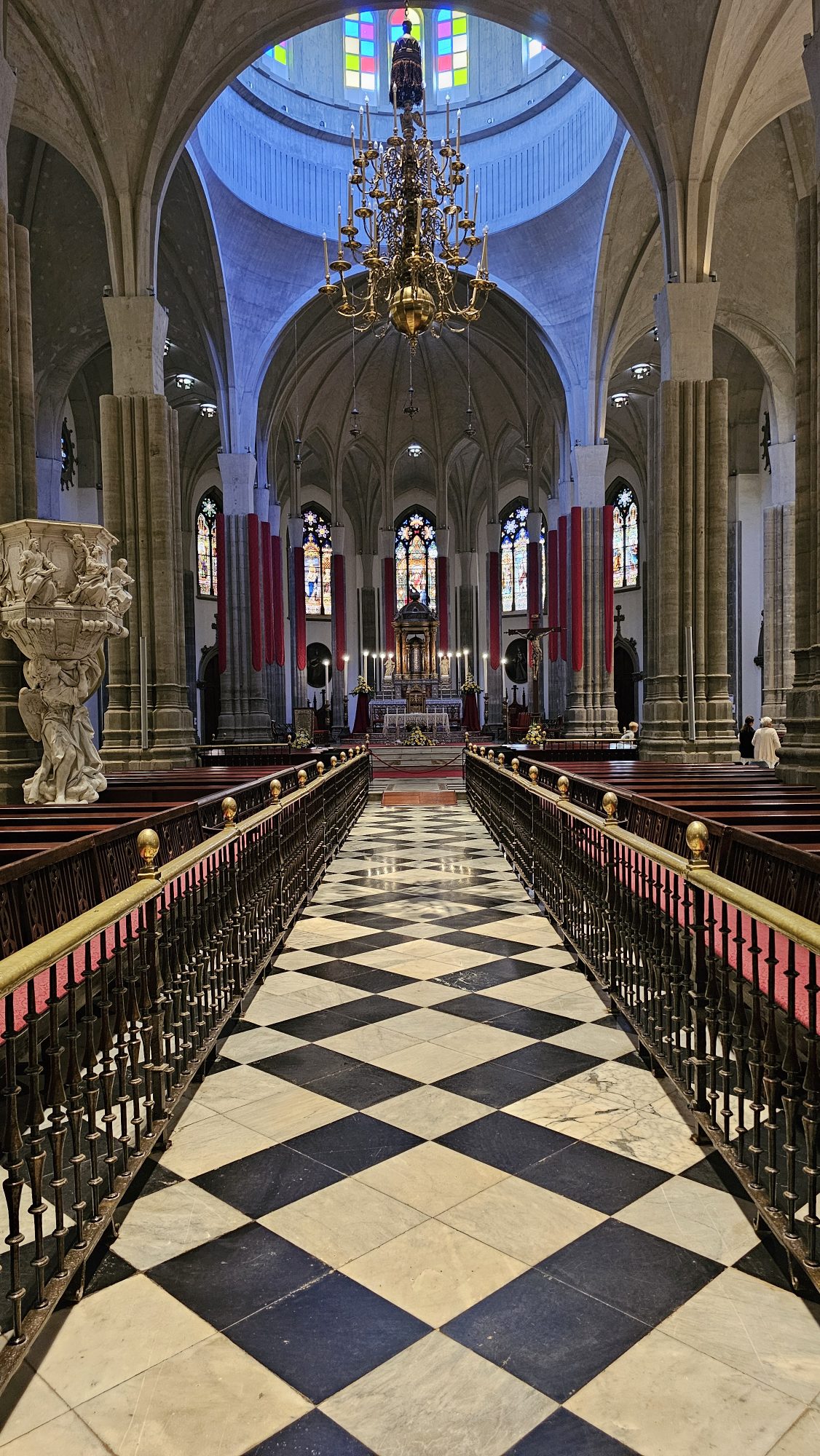Innenraum der Kathedrale von La Laguna mit schwarz-weißem Marmorboden