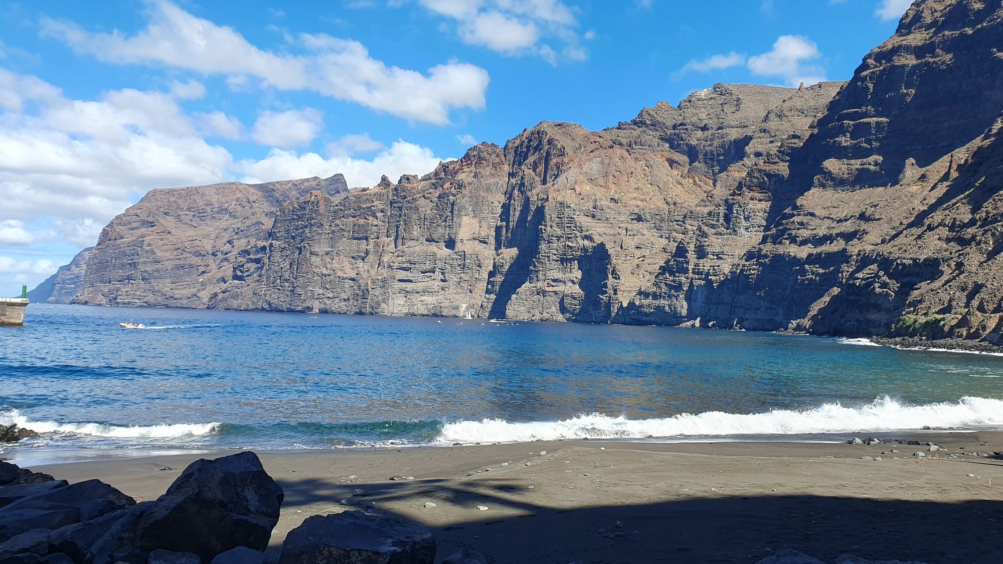 Die steil aufragende Felswand von Los Gigantes über dem Atlantik