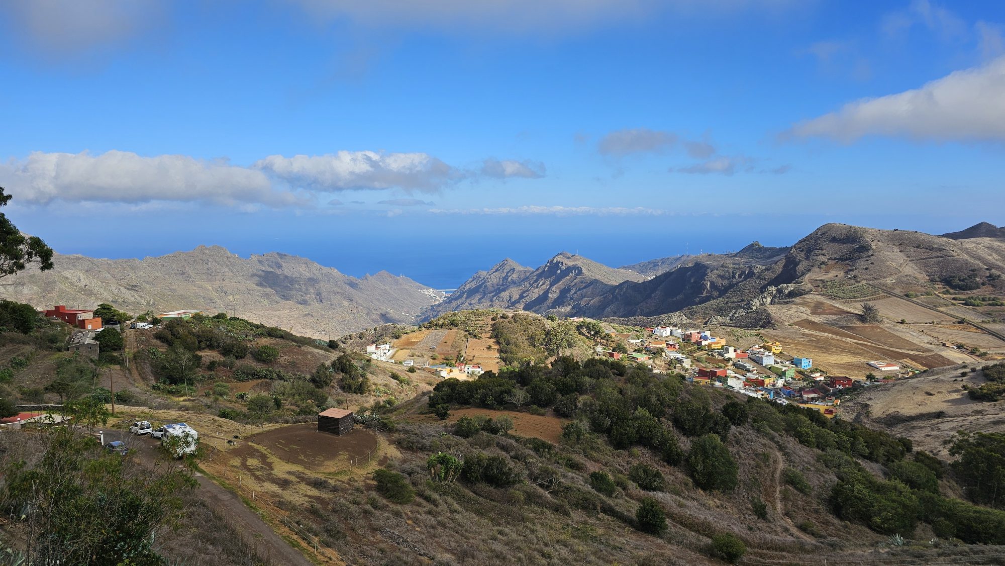 Weiter Blick über die Täler und Berge Teneriffas