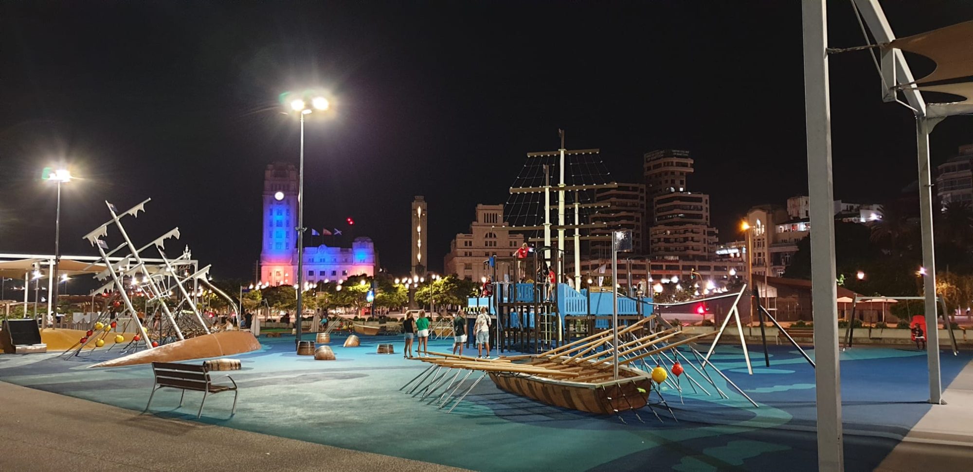 Beleuchteter Spielplatz am Meer in Santa Cruz am Abend