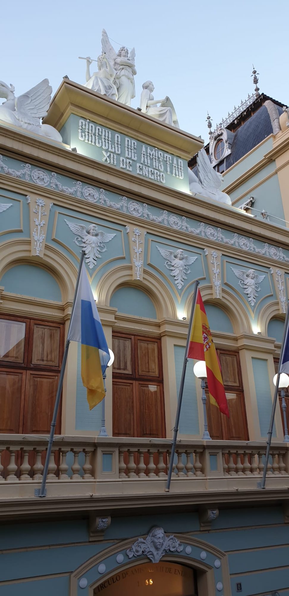 Historisches Gebäude mit kanarischer und spanischer Flagge in Santa Cruz de Tenerife