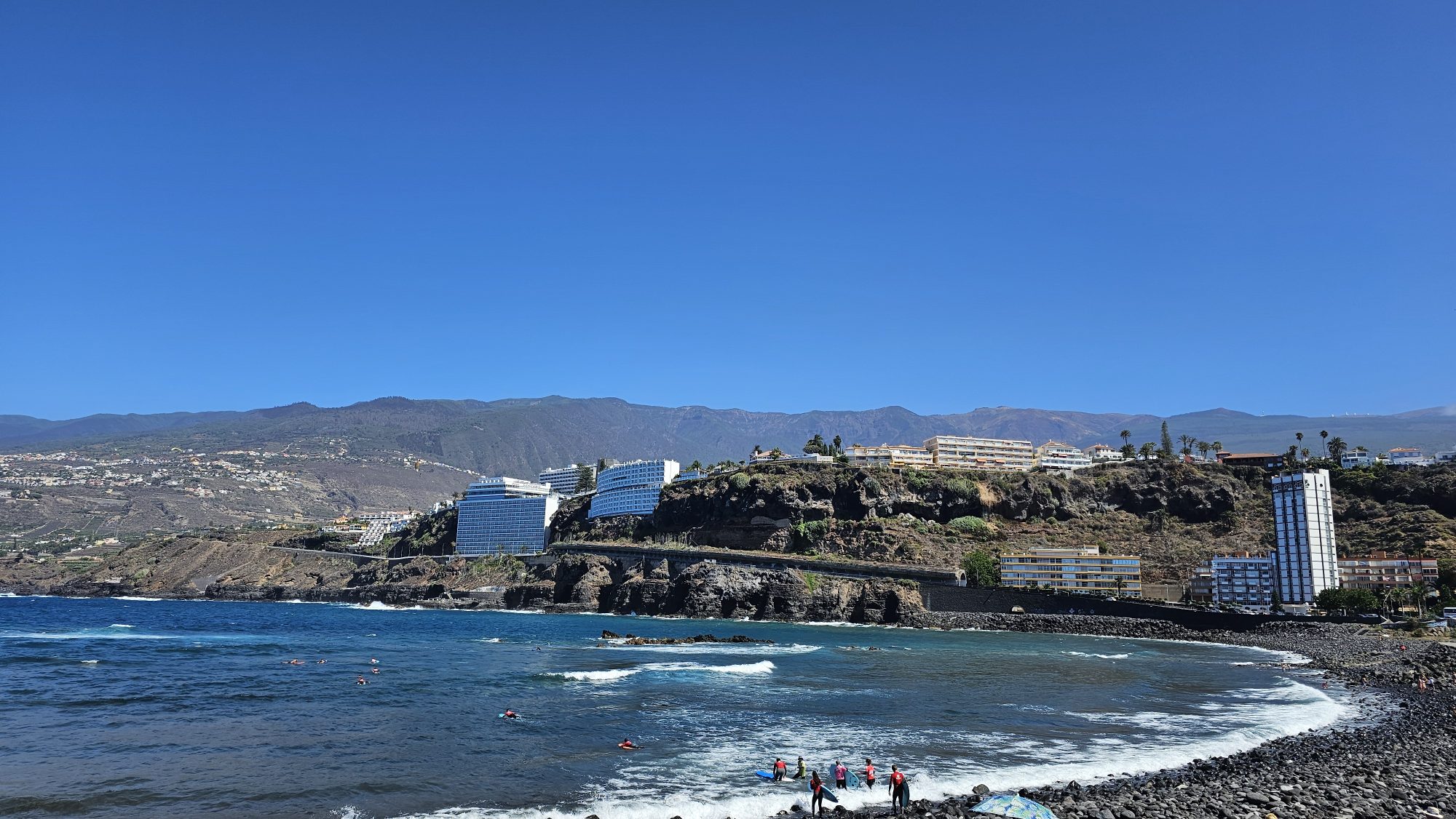 Surfer im Atlantik bei Puerto de la Cruz